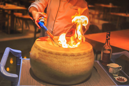 厨师在餐厅使用奶油布丁火炬图片