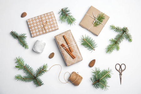 与圣诞树分支和礼品盒组成的白色背景