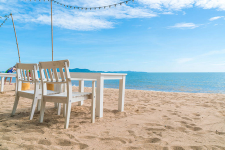 白色的椅子和桌子上海滩图片