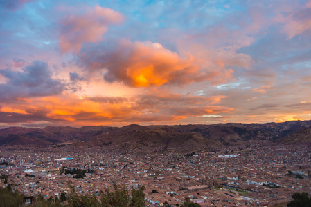 城市景观的库斯科和黄昏时分，秘鲁 cloudscape