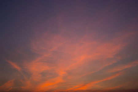 粉红色的夕阳与美丽的, 五颜六色的云彩。自然日落构成