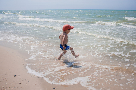 一个小男孩在沙滩上