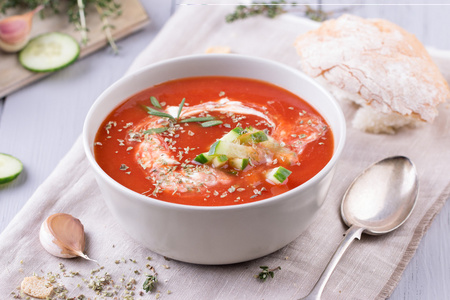 灰色的碗里的新鲜番茄汤