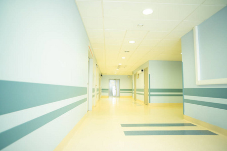 医院的走廊被明亮的自然光线照亮, 用现代材料装饰, 用广角镜头拍摄。