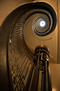 低角度视图的螺旋楼梯, 北滩, 旧金山, 美国加利福尼亚州