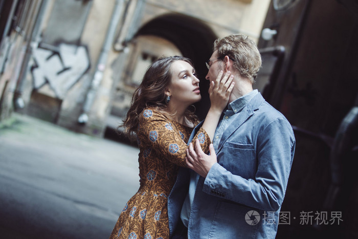 在爱户外的年轻夫妇男人拥抱的女人