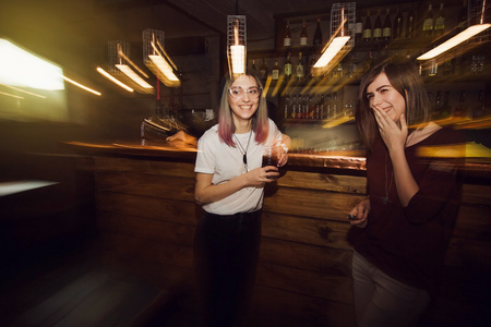两个女孩有乐趣在酒吧