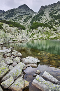 令人惊叹的全景图的 Samodivski 湖，皮林山