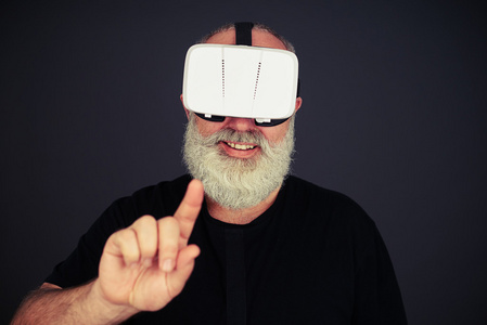 穿着高科技VR耳机摸东西