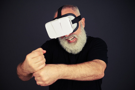 老人在虚拟现实中紧握拳头图片