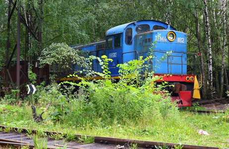 四轴调车机车 Tgm4 1182 在遥远的 Dalnevostochniy 远景的入口方式, 圣彼得堡, 俄国2018年7月