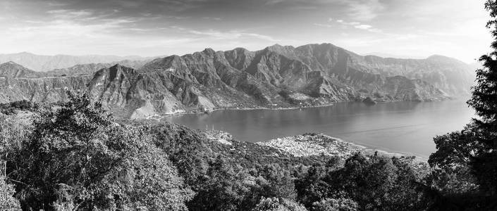 阿特蒂兰湖湖的全景与它的火山高地黑白相间