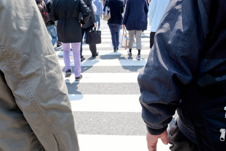 行人在涩谷十字路口穿过马路照片