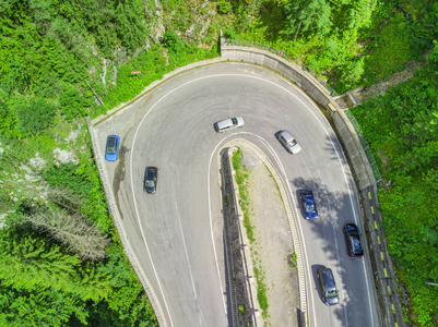 弯曲的道路与汽车和美丽的森林景观。Bicaz 峡谷, 罗马尼亚。空中鸟瞰从无人机