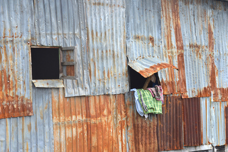 旧的锌墙背景在燃烧的房子的其余部分照片-正版商用图片0pz36o-摄图新视界