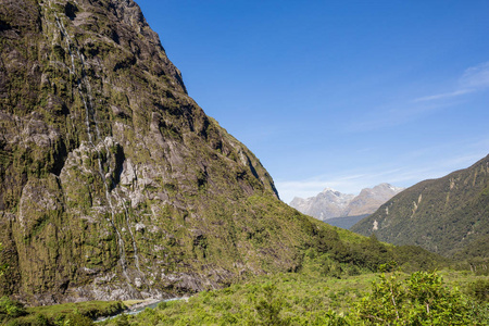 新西兰南岛上有清澈清水的山和溪流