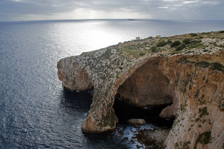 蓝色石窟, 马耳他在海滩上的洞穴和悬崖的看法在日落
