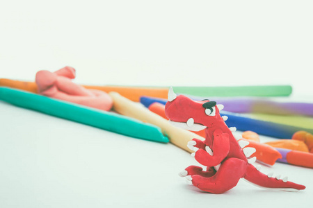 创造性的红色恐龙粘土模型。玩面团动物。复古色调