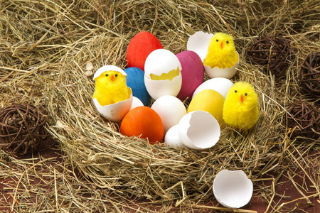 复活节彩蛋的干草堆。新生儿小鸡