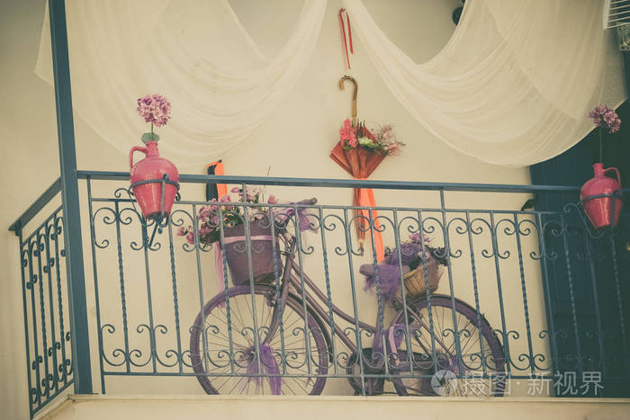 在阳台上装饰的复古自行车