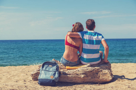 幸福的情侣在沙滩上享受度假
