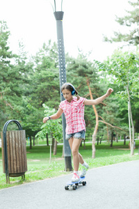 女孩在公园里玩溜冰的乐趣
