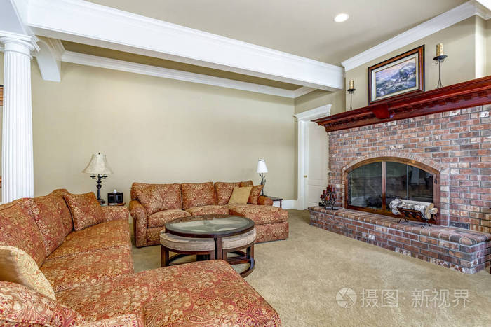 客厅带红色砖壁炉和大五颜六色的沙发
