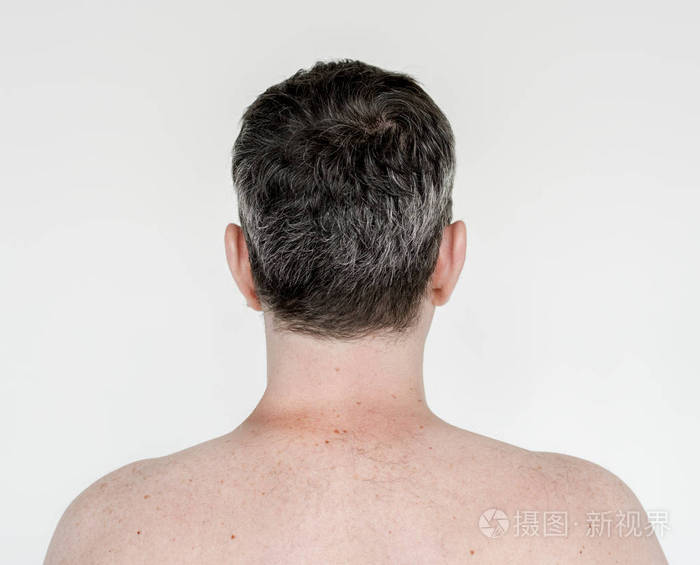 男子赤裸的胸膛