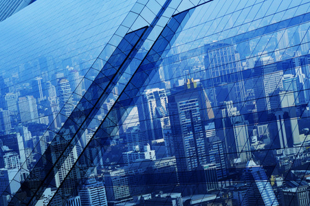 市塔反射的窗户玻璃，蓝色基调的鸟瞰图