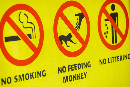 黄色标志, 说禁止吸烟没有喂养猴子没有乱扔垃圾