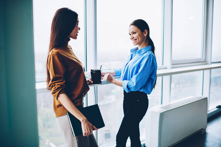 优秀的员工享受工作休息,并在手机上自拍他害怕的员工积极老板微笑的