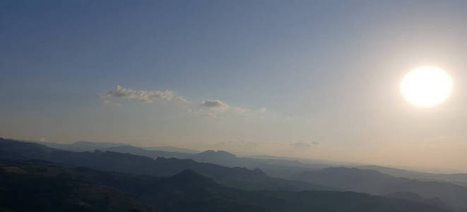 多云和阳光明媚的天空与惊人的意大利夏季景观