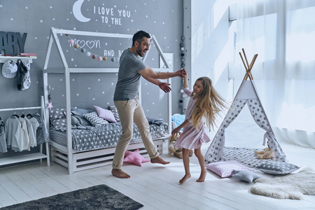 父亲和女儿的卧室里跳舞