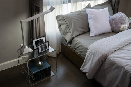 现代豪华卧室枕头和灯