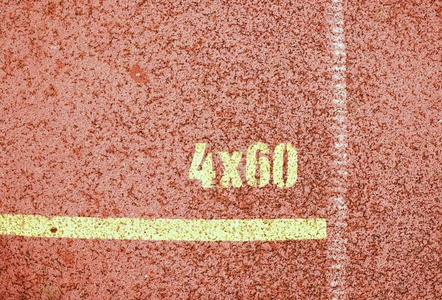 黄色标志。白线和质地的运行赛马场，红色跑道在室外体育场