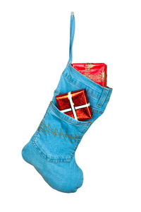 蓝色牛仔布圣诞靴与礼物在白色隔绝的背景