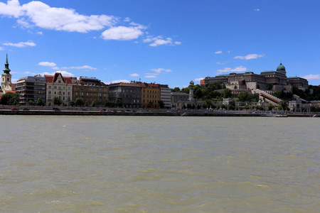 布达佩斯是匈牙利的首都, 是多瑙河沿岸的一座城市。