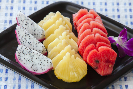 水果盘西瓜,菠萝,龙果照片