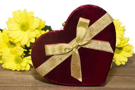 礼品盒与黄色的雏菊