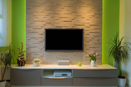 黑色环境现代客厅室内电视安装在砖墙与黑色的屏幕和环境光照片