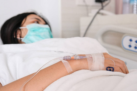 睾丸静脉正常关闭年轻妇女病人躺在医院的床上, 静脉正常生理盐水照片