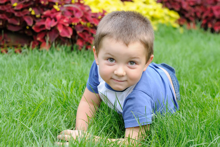 一个小男孩正躺在草地的肖像图片