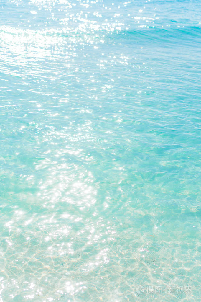 闪闪发光的太阳照耀着海床上.沙下干净的水