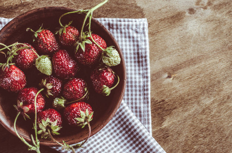 新鲜成熟草莓木制背景