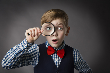 孩子放大镜孩子看到放大镜,孩子只眼睛看放大镜镜头照片