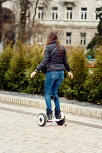 在公园里 gyroboard 女孩制衡