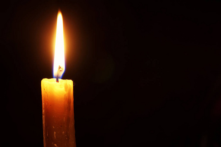 蜡烛的火焰上黑色孤立