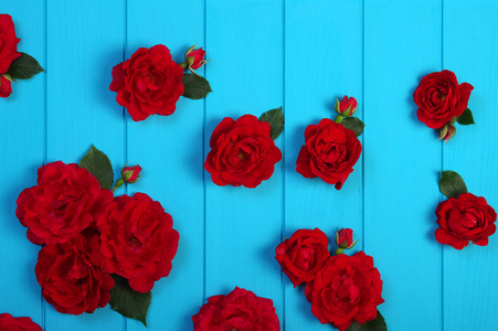 红玫瑰鲜花蓝色木