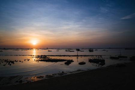 美丽的日落日出天空上空的热带海洋景观, 老式过滤器