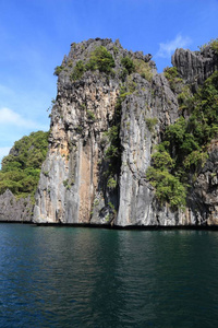喀斯特岩石悬崖巴拉望岛在菲律宾的跳跃游